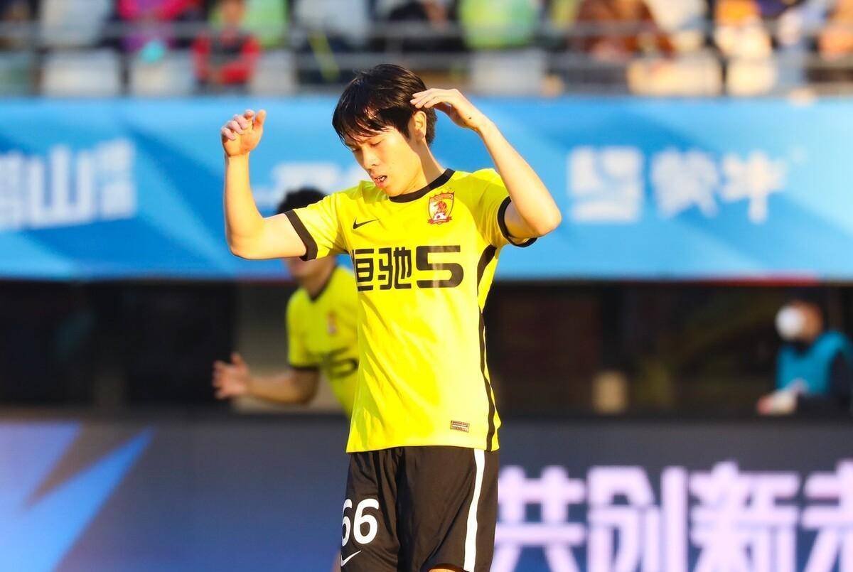 皇冠信用网出租足球_大器晚成!广州队旧将31岁入国足皇冠信用网出租足球,曾被誉为郑智接班人成开出租