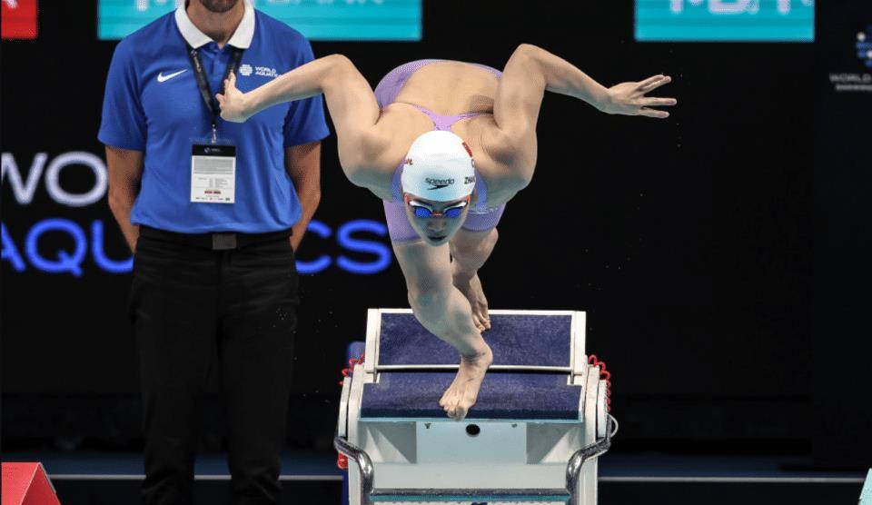 世界杯皇冠平台_张雨霏又加冕皇冠!世界杯100蝶三连冠世界杯皇冠平台,一度领先世界纪录0.27秒