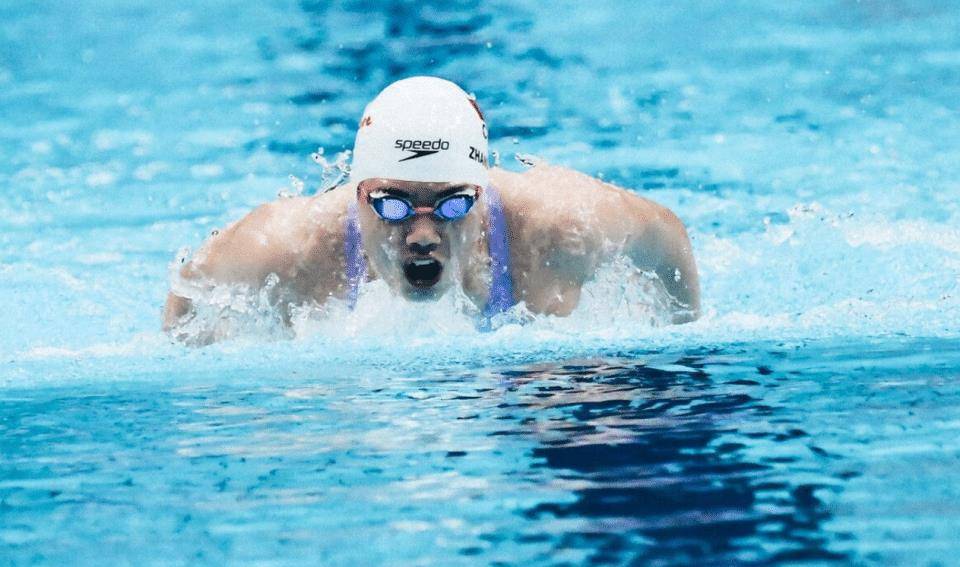 世界杯皇冠平台_张雨霏又加冕皇冠!世界杯100蝶三连冠世界杯皇冠平台,一度领先世界纪录0.27秒