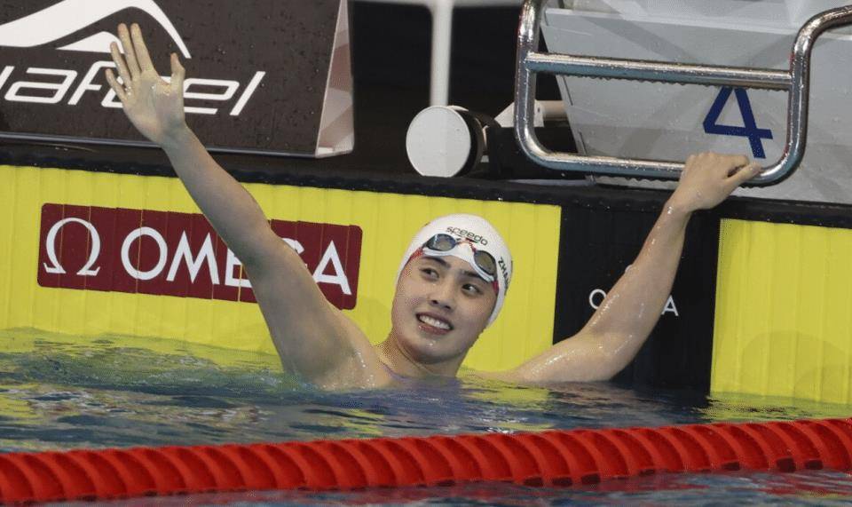 世界杯皇冠平台_张雨霏又加冕皇冠!世界杯100蝶三连冠世界杯皇冠平台,一度领先世界纪录0.27秒