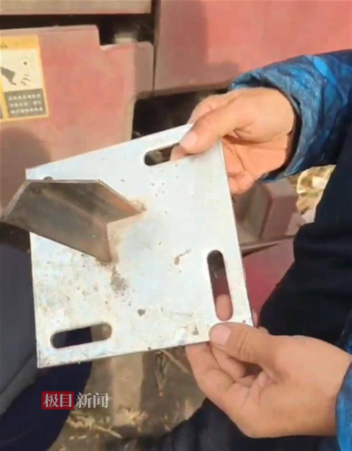 皇冠登3代理注册_哈尔滨多处玉米地出现尖锐角铁皇冠登3代理注册,多台农机被扎胎,警方介入