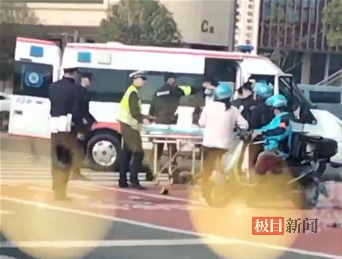 信用网怎么注册_长沙一车辆连撞十多名行人?警方:共造成4人受伤信用网怎么注册,均在接受治疗