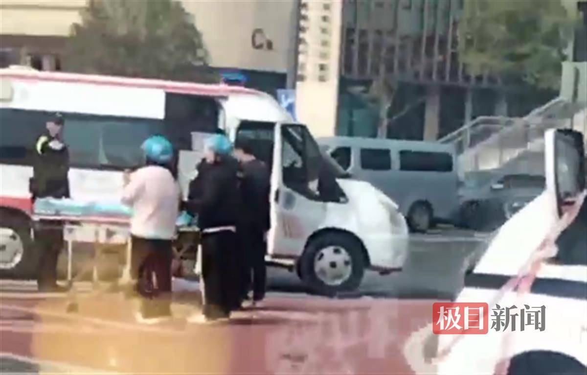 信用网怎么注册_长沙一车辆连撞十多名行人?警方:共造成4人受伤信用网怎么注册,均在接受治疗