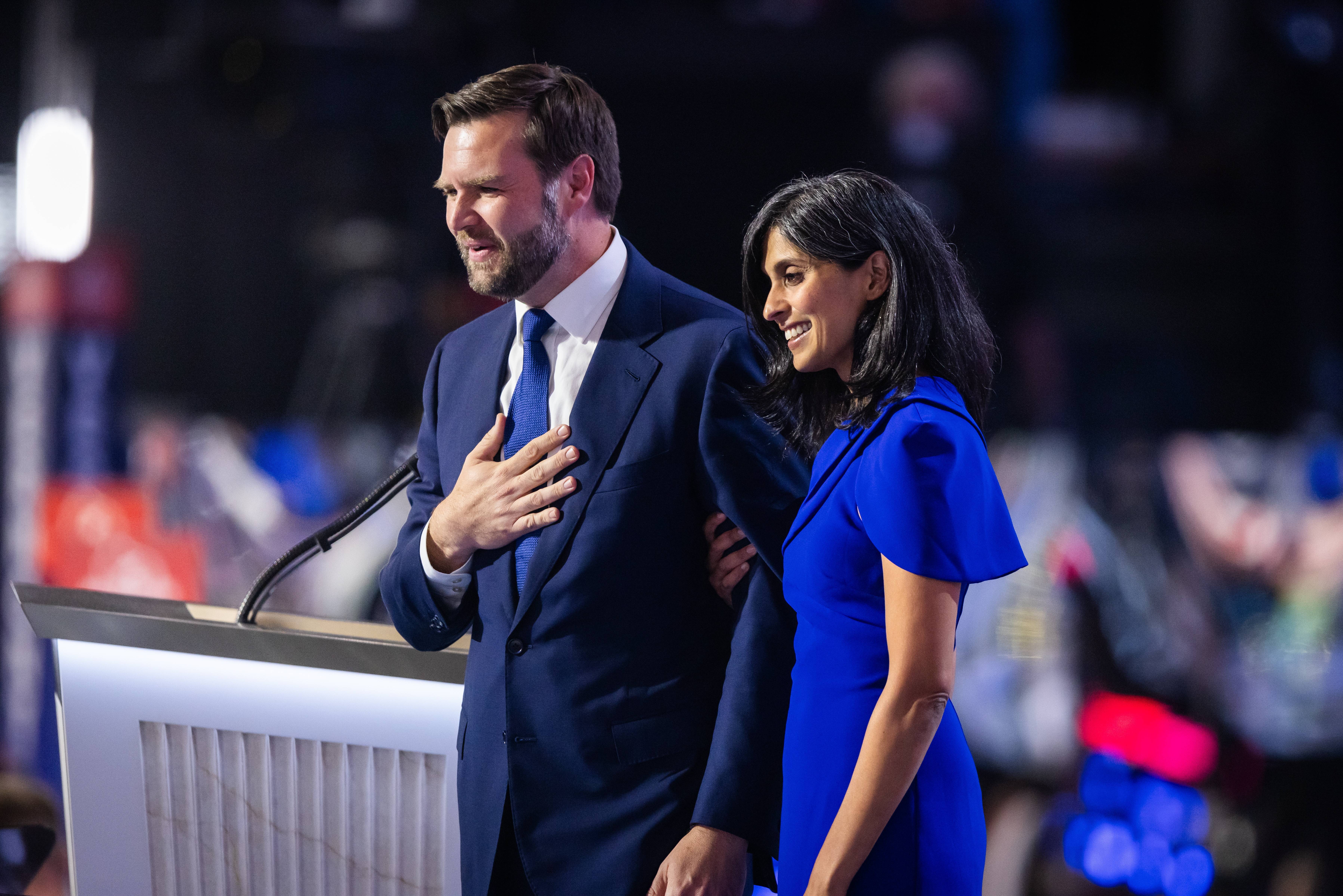 皇冠信用在线注册_哈里斯败选后皇冠信用在线注册,印度村民为“第二夫人”乌莎·万斯放鞭炮