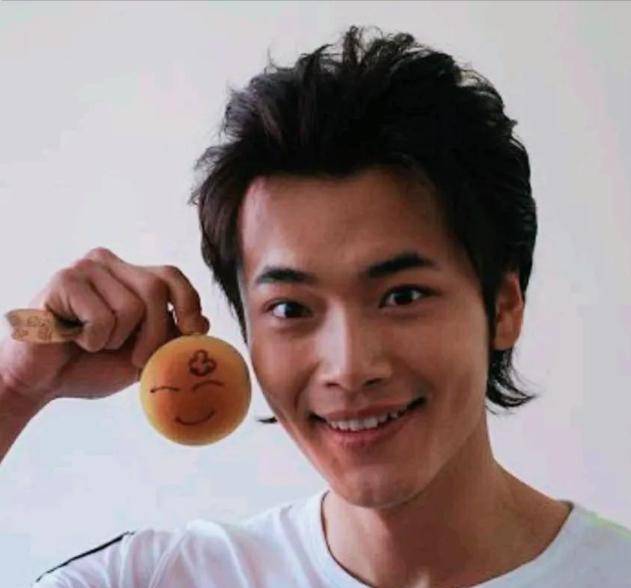 Crown Football Network_父亲是央视“一哥”Crown Football Network,他低调娶影后之女,39岁生一女成人生赢家