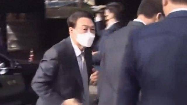 Crown Credit Agent Registration
_效仿阿萨德Crown Credit Agent Registration
,尹锡悦也来了一出“金蝉脱壳”,坐上防弹车,跑了?