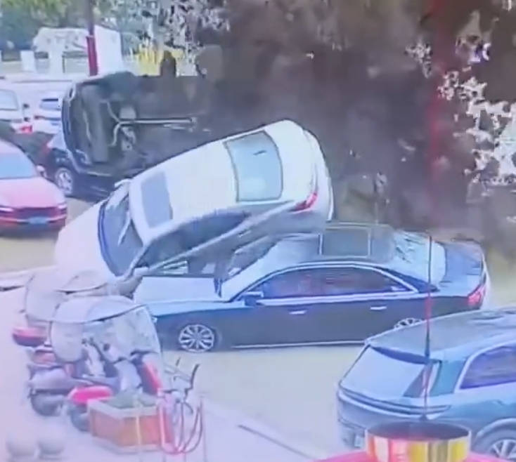 世界杯平台送_四川小男孩丢鞭炮引发沼气爆炸世界杯平台送,疑受害车主开抖音直播吸粉数万