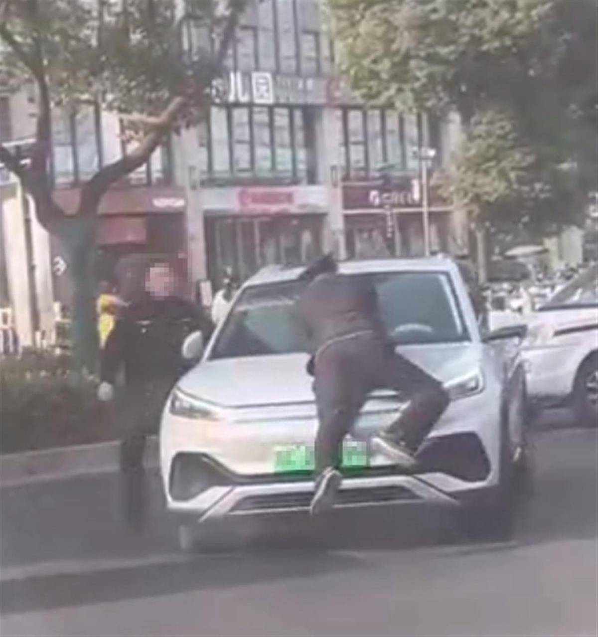 皇冠信用网登2代理申_蚌埠一交通执法人员趴汽车引擎盖被顶行数十米皇冠信用网登2代理申,警方:接到报警,正调查处理