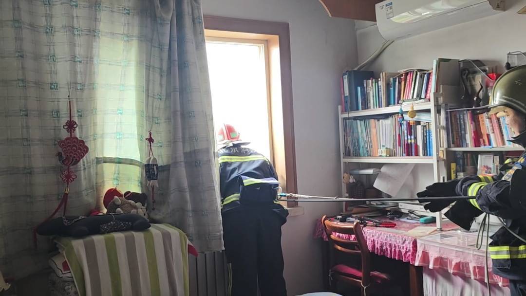 皇冠代理联系方式
_北京狂风中一家住户热水器掉落皇冠代理联系方式
!北京消防紧急处置!