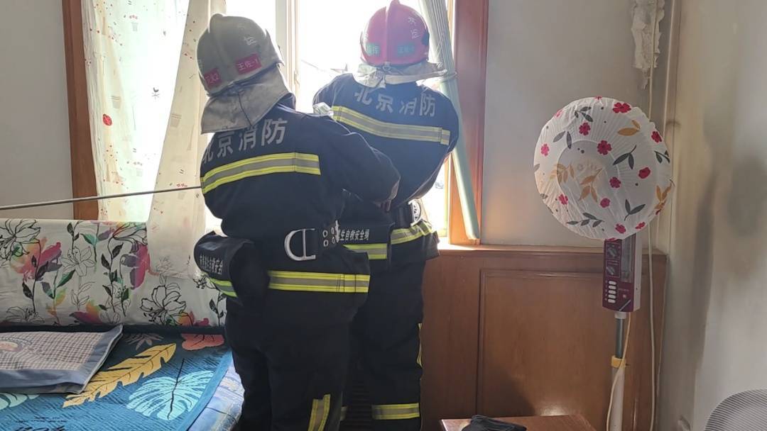 皇冠代理联系方式
_北京狂风中一家住户热水器掉落皇冠代理联系方式
!北京消防紧急处置!