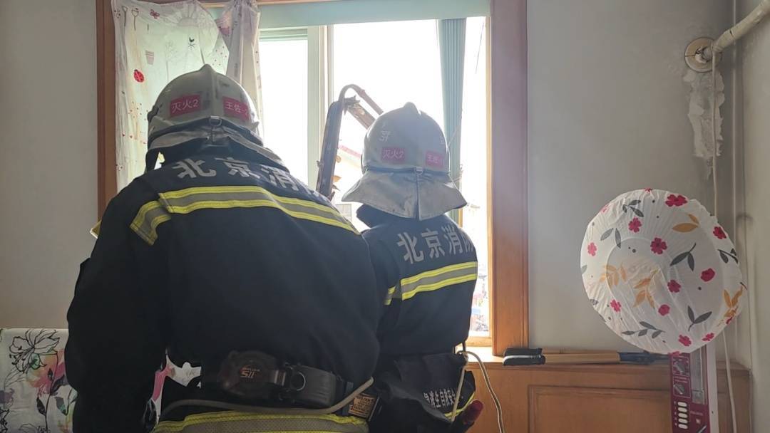 皇冠代理联系方式
_北京狂风中一家住户热水器掉落皇冠代理联系方式
!北京消防紧急处置!