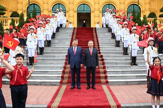 皇冠信用盘平台出租
_图集|越共中央总书记苏林为习近平举行欢迎仪式