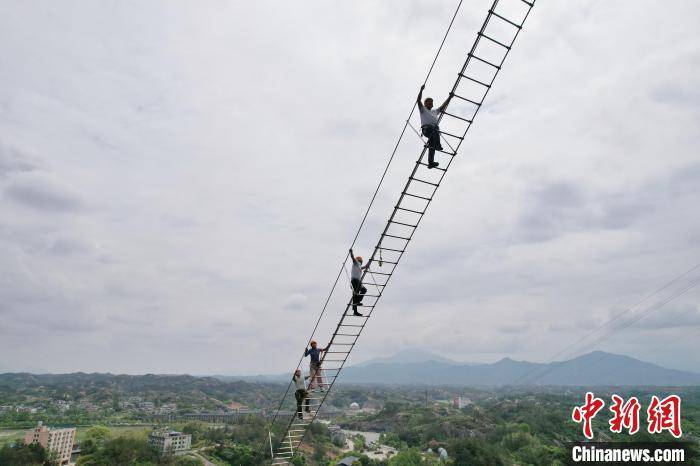 皇冠信用网注册账号
_湖南岳阳全长300米“绝壁天梯”建成 游人体验惊险刺激