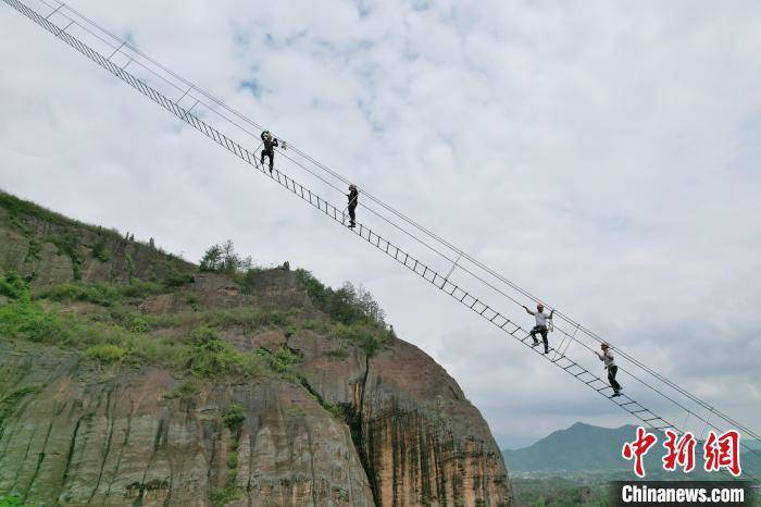 皇冠信用网注册账号
_湖南岳阳全长300米“绝壁天梯”建成 游人体验惊险刺激