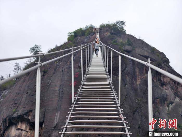 皇冠信用网注册账号
_湖南岳阳全长300米“绝壁天梯”建成 游人体验惊险刺激