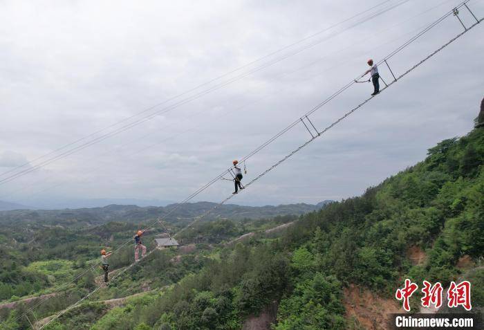 皇冠信用网注册账号
_湖南岳阳全长300米“绝壁天梯”建成 游人体验惊险刺激