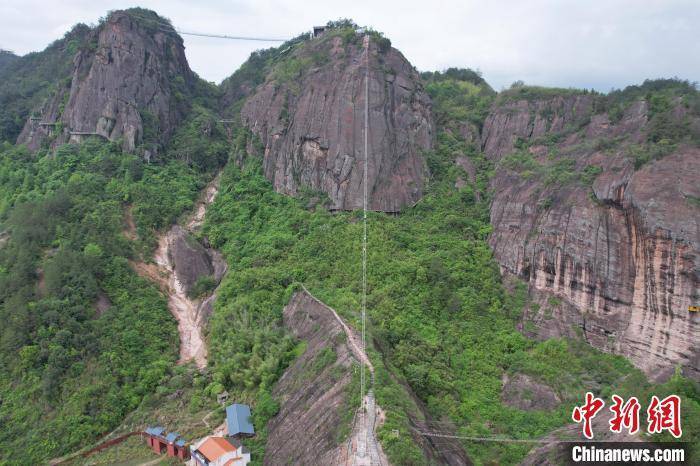 皇冠信用网注册账号
_湖南岳阳全长300米“绝壁天梯”建成 游人体验惊险刺激