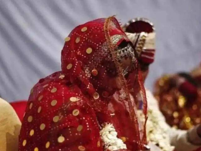 皇冠信用平台出租出售
_印男子婚礼当天发现新娘竟被调包成岳母,被哥嫂威胁不许反抗