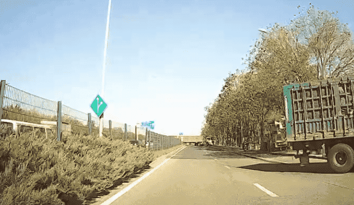 皇冠信用盘结算日
_吓得手直抖皇冠信用盘结算日
!两货车在北京高速出口突然逆行掉头!