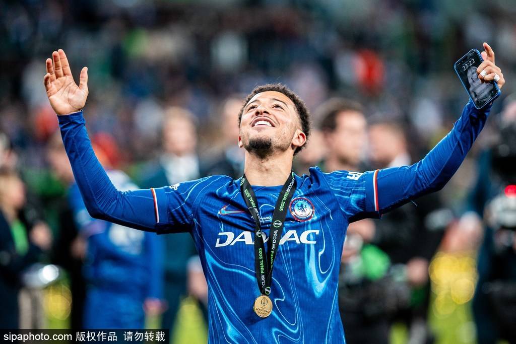 皇冠信用网会员账号
_尬皇冠信用网会员账号
！桑乔赛后久久拥抱安东尼 当场打电话：我不回曼联