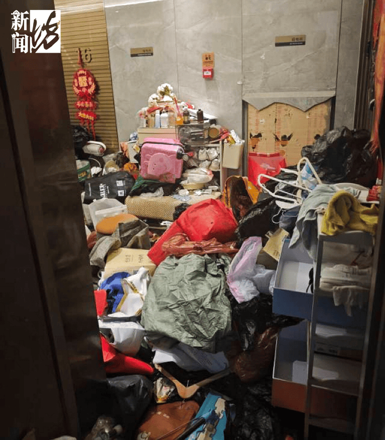 皇冠信用网出租
_垃圾堆满皇冠信用网出租
,臭到离谱!上海顶流豪宅业主也拾荒?邻居直呼倒大霉,不能忍!