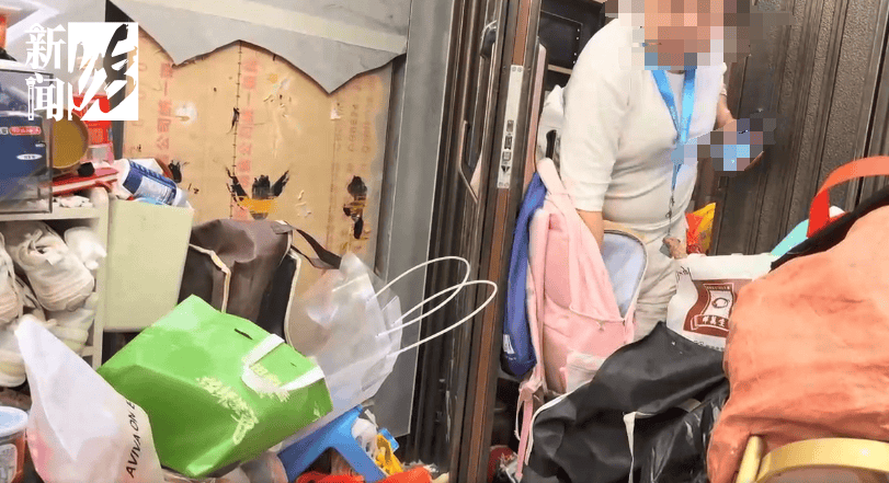 皇冠信用网出租
_垃圾堆满皇冠信用网出租
,臭到离谱!上海顶流豪宅业主也拾荒?邻居直呼倒大霉,不能忍!