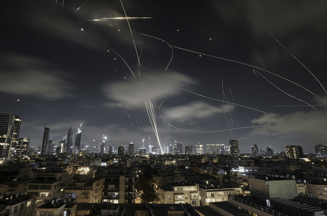 上半场_以伊空战惊现“代差碾压”:70套防空系统蒸发上半场,伊朗天空为何门户大开?