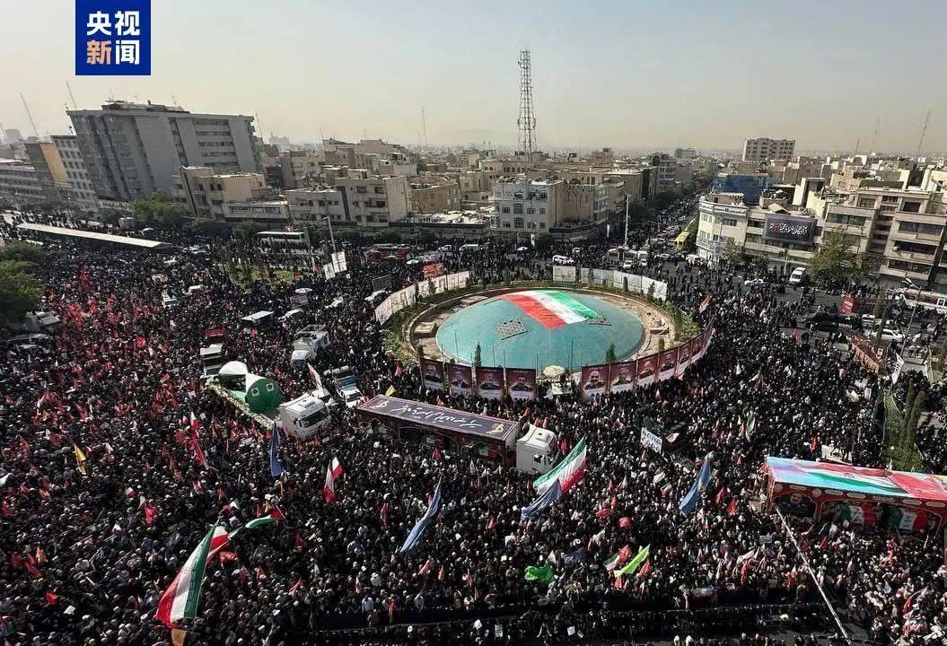 皇冠登1登2登3出租_伊朗国葬现场:数万民众参加葬礼皇冠登1登2登3出租,围着灵车痛哭并用衣服擦拭棺椁,还有民众高呼“美国去死”
