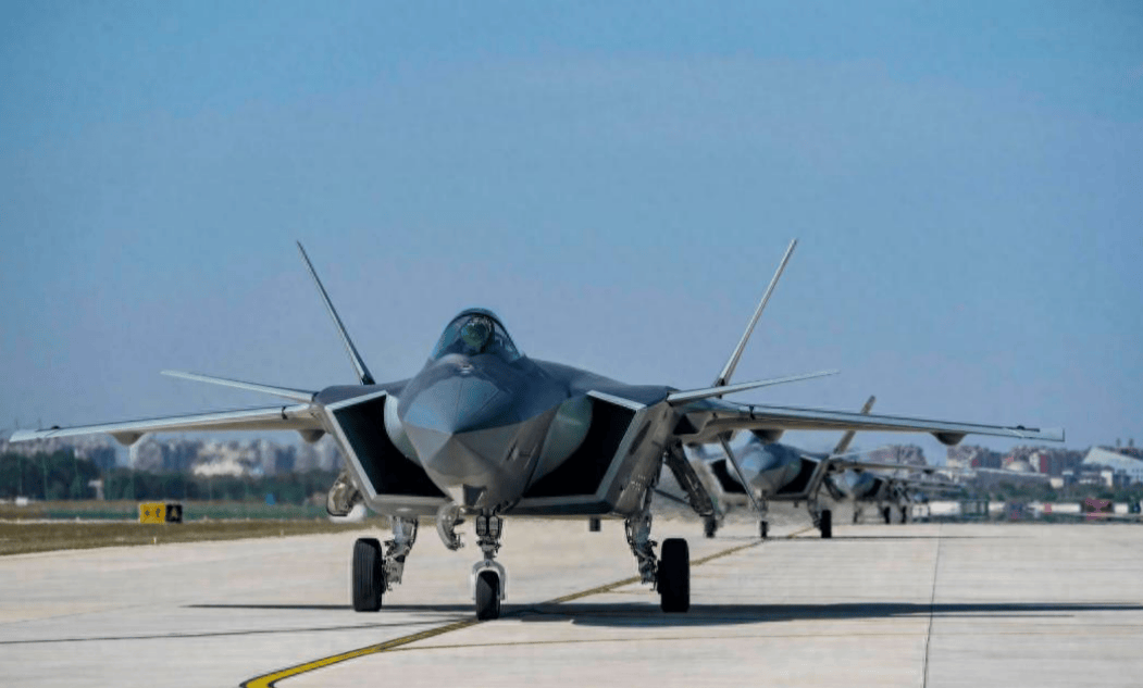 皇冠hga050_中国歼-20展威东海皇冠hga050,成功逼退美军F-35,再敢上门挑衅,当心有来无回!