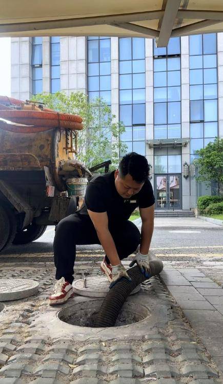 怎么开皇冠信用盘_“掏粪工5天工资8100元”难查证 从业者:一般月薪7000多包吃住怎么开皇冠信用盘,80后是主力