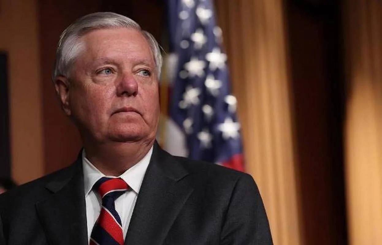 桑德兰VS西汉姆联_特朗普同意桑德兰VS西汉姆联,对中印加税500%!美议员大放厥词,这事跟普京有关?