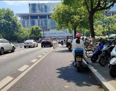 马利舍瓦VS维京古尔_车辆“避晒式”等红灯引争议马利舍瓦VS维京古尔,交警回应:违法,已有城市对此类行为罚款处罚