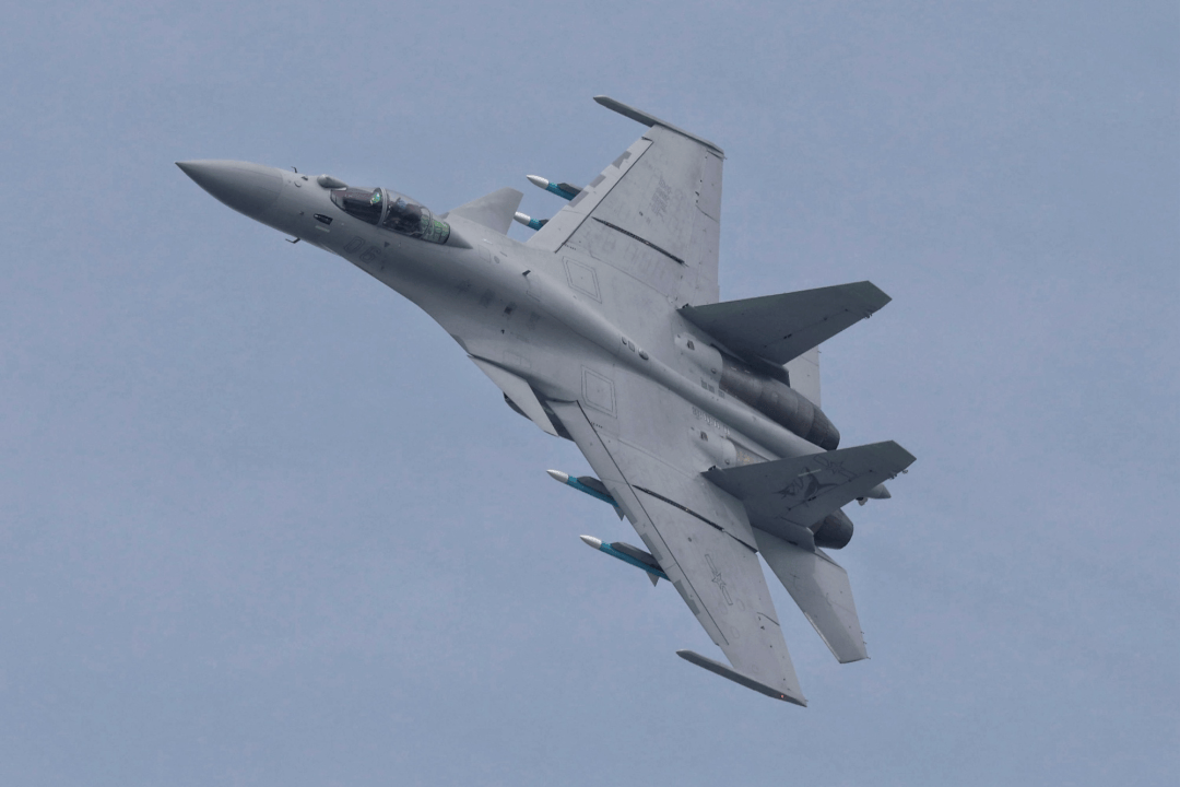 乌拉尔图VS利文哥特奴_央视曝光中国航母24架歼-15出动全过程乌拉尔图VS利文哥特奴，遭遇美军F/A-18谁更强？