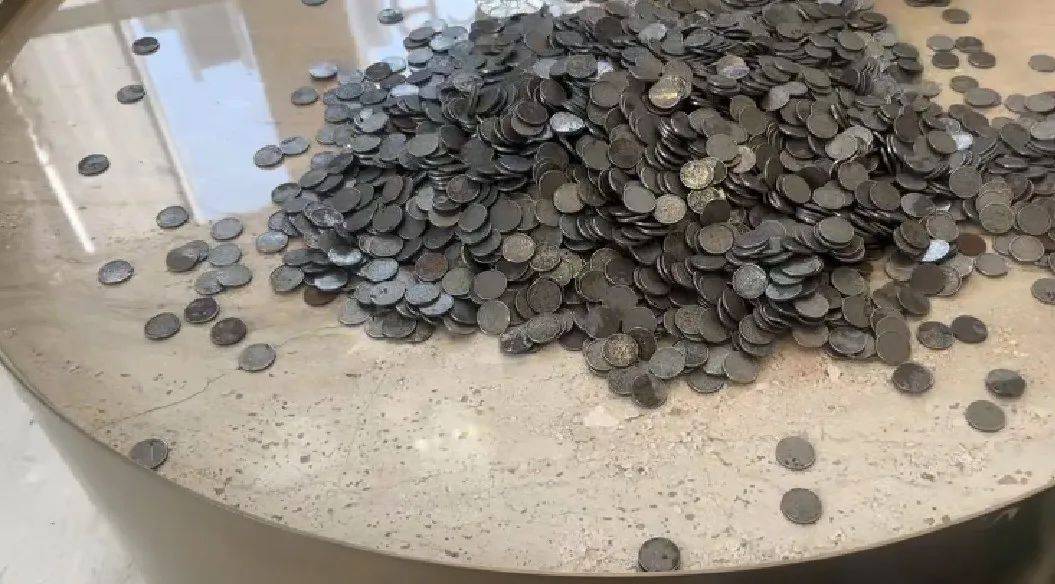 2025-2026意大利甲组联赛赛程积分_男子扛着140斤硬币存银行遭拒收2025-2026意大利甲组联赛赛程积分！这些硬币竟来自垃圾焚烧厂