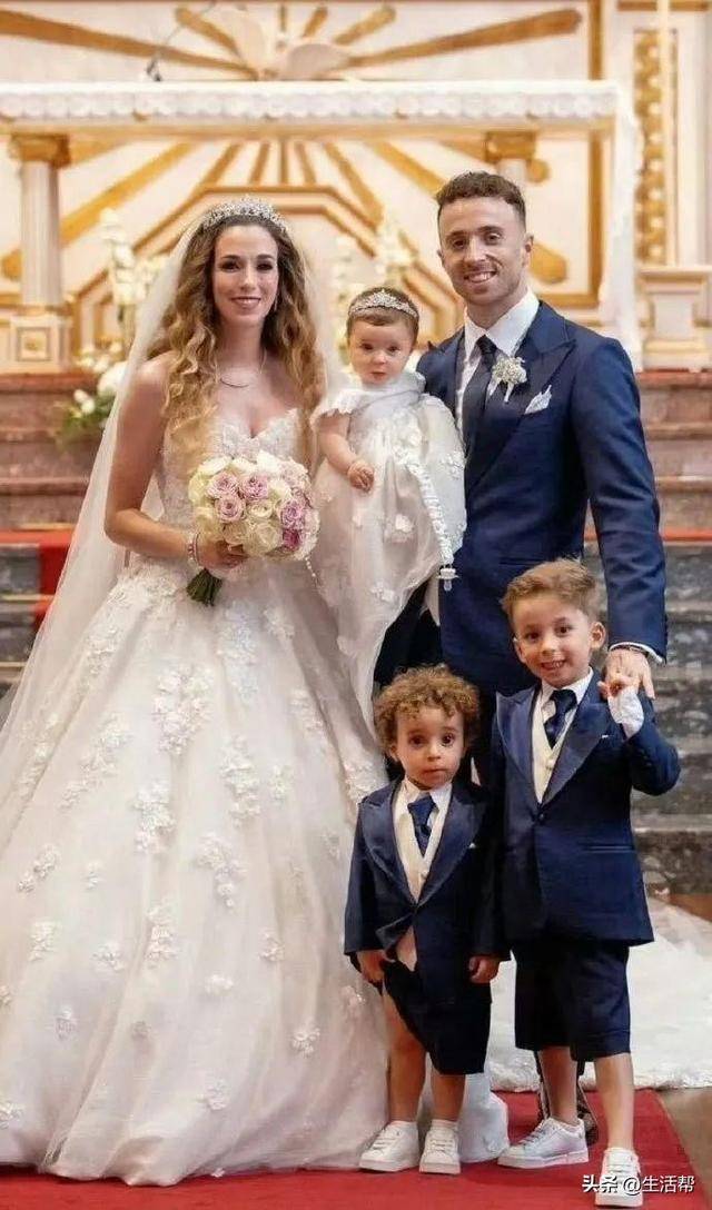 科莫VS拉齐奥_催泪!若塔葬礼举行科莫VS拉齐奥,妻子趴棺木痛哭,葡萄牙队友为他抬棺!FIFA总部已降半旗志哀