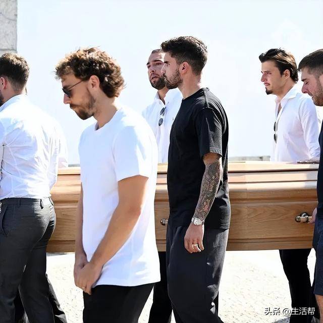 科莫VS拉齐奥_催泪!若塔葬礼举行科莫VS拉齐奥,妻子趴棺木痛哭,葡萄牙队友为他抬棺!FIFA总部已降半旗志哀