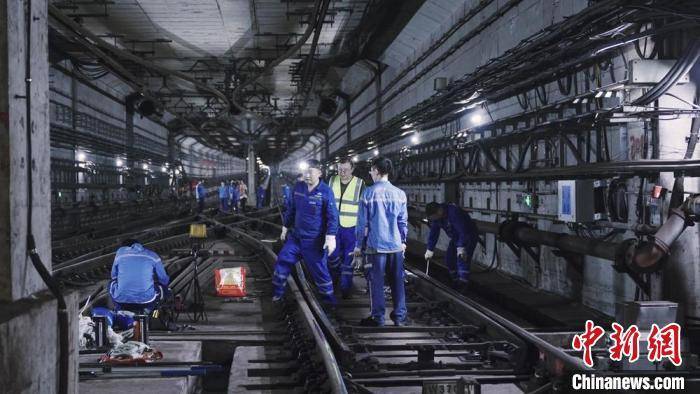 皇冠会员注册_探秘成都地铁停运后4小时：为何难以24小时运营