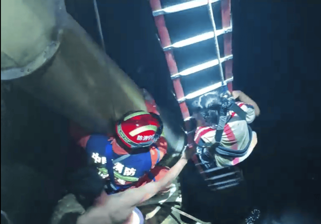 皇冠平台
_事发大连!男子带着女儿夜钓皇冠平台
,迟迟未归,妻子前往海边呼喊搜寻俩小时,最终发现……