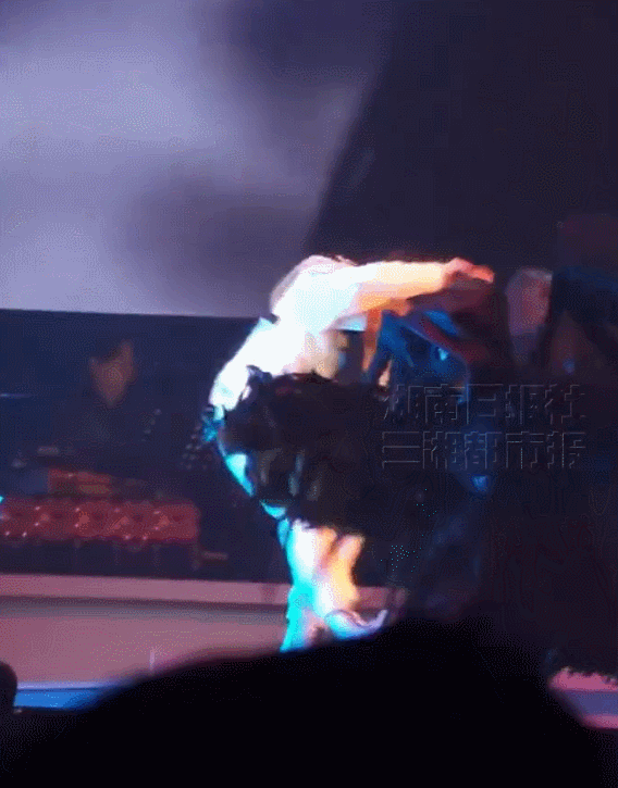 皇冠信用盘出租_陈奕迅演唱会踩空台阶重重摔倒皇冠信用盘出租!现场歌迷称摔倒声很大