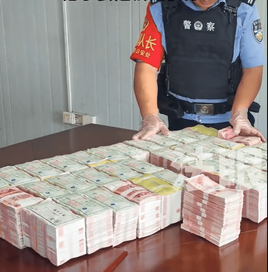 皇冠代理登2_2名男子拖着大型行李箱过安检皇冠代理登2,被发现装有400万元现金,结局令人舒适