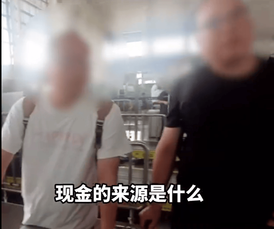 皇冠代理登2_2名男子拖着大型行李箱过安检皇冠代理登2,被发现装有400万元现金,结局令人舒适