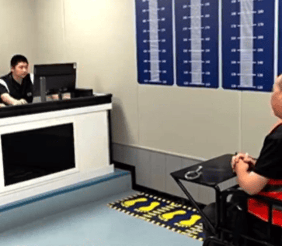 皇冠代理登2_2名男子拖着大型行李箱过安检皇冠代理登2,被发现装有400万元现金,结局令人舒适