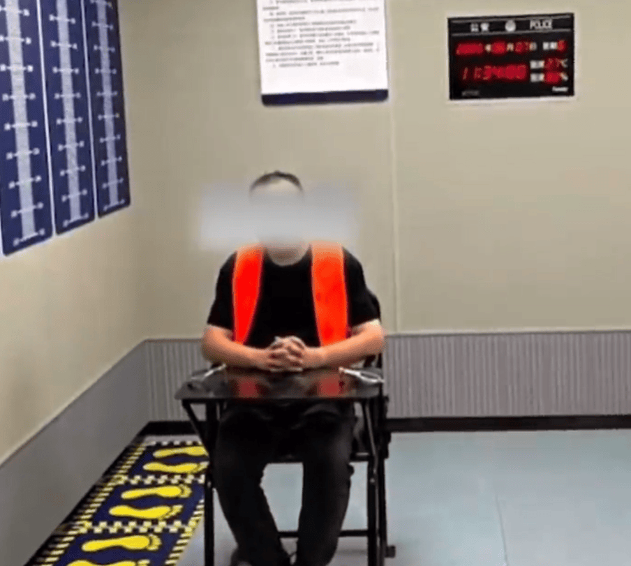 皇冠代理登2_2名男子拖着大型行李箱过安检皇冠代理登2,被发现装有400万元现金,结局令人舒适