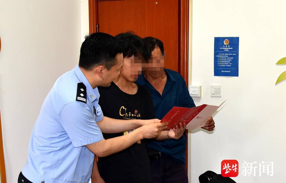 皇冠足球平台代理_小伙收到录取通知书皇冠足球平台代理,飞奔到派出所和民警一起打开