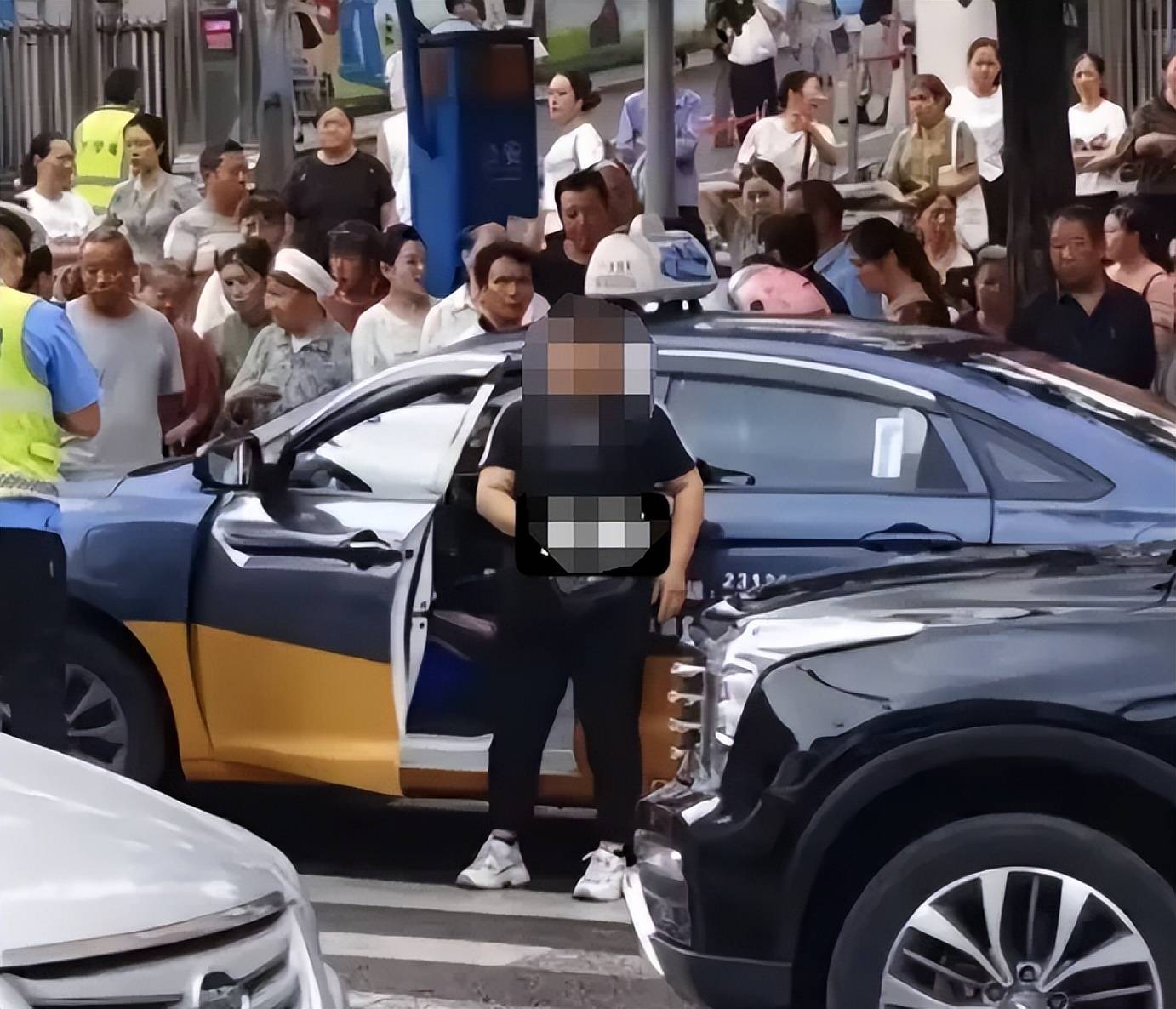 皇冠足球管理平台出租_警方通报“贵州8岁女童过斑马线被出租车撞倒身亡”:46岁女子被刑拘皇冠足球管理平台出租,不存在二次碾压