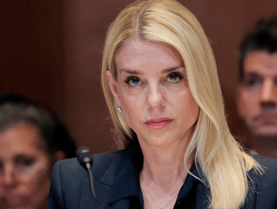 WNBA美国女子职业篮球联赛_继马斯克后WNBA美国女子职业篮球联赛,美众议长也罕见唱反调!一桩6年前的旧案,为何让特朗普阵营陷入危机?