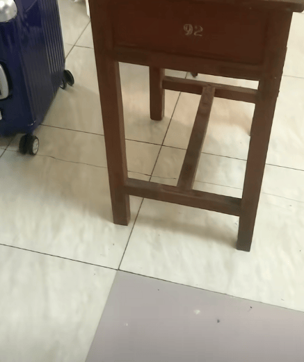 皇冠信用网会员开户申请_江苏一男子租房陪读皇冠信用网会员开户申请,看到老课桌上几个数字惊了!竟是自己33年前的“伙伴”