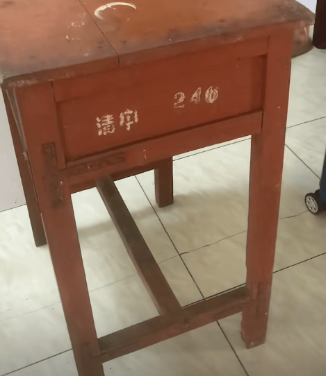 皇冠信用网会员开户申请_江苏一男子租房陪读皇冠信用网会员开户申请,看到老课桌上几个数字惊了!竟是自己33年前的“伙伴”