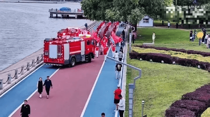 皇冠足球管理平台出租_老年暴走团逼停消防车和救护车皇冠足球管理平台出租!牵头人:没拉警报不让道