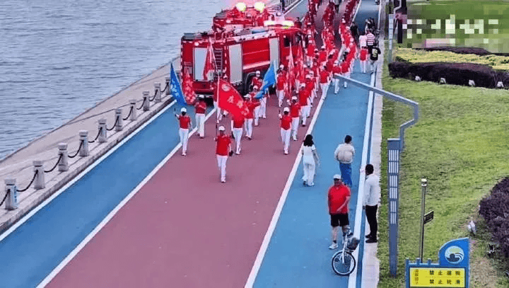 皇冠足球管理平台出租_老年暴走团逼停消防车和救护车皇冠足球管理平台出租!牵头人:没拉警报不让道